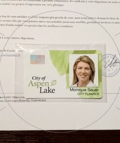 carte badge plastique pvc embalée et collée sur une lettre en-tête personnalisée
