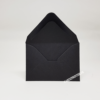 Emballage enveloppe ouvert, matière papier, de couleur noire
