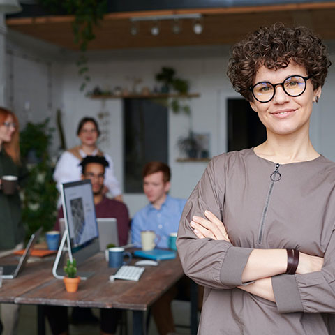 cheffe d'entreprise intéressé par l'impression de carte professionnelle et badge nominatif pour ses salariés