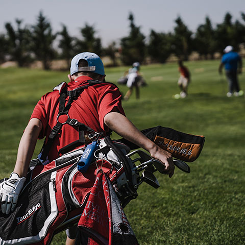 joueur de golf membre d'un club de sport avec sa carte d'adhérent personnalisé nominative