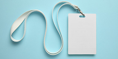 Accompagnez vos carte et badges avec des accessoires porte badge compatible