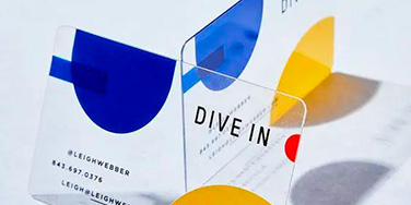 La carte plastique transparent est assez tendance et originale pour les projets bien maitrisés.