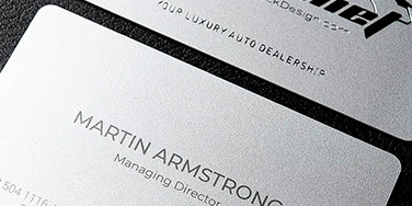 La carte plastique glitter argent est un allié de poids pour les projets luxe sans trop de d'élément superflue. Elle va brillamment droit au but.