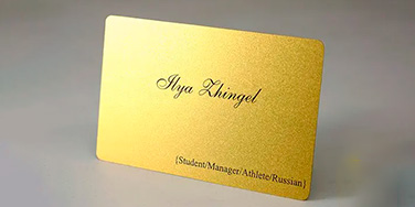 La carte pvc glitter or est un petit bijoux de simplicité. Elle donne un côté luxe à vos cartes sans ajouter trop d'artifices.