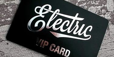 La dorrure à chaud est un quasi incontournable pour les cartes VIP et autres cartes haut de gamme. Elle existe en différents coloris comme l'or, l'argent, bleu, rouge, blanc, etc.