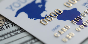 Comme les carte bancaires, l'embossage permet d'ajouter une touche luxe à vos cartes plastiques.