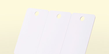 Chaque carte plastique peut être imprimée avec un perforation ronde ou oblongue.