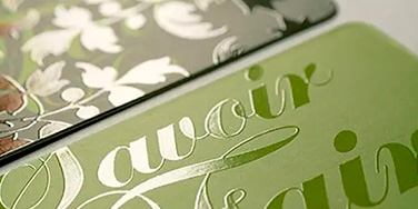 Vernis sélectif pour sublimer votre carte de manière élégante et raffiner.