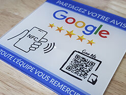 Plaque de plexiglass en bord rond ou carré aux multiples usages. Demande d'avis google, trustpilot, menu restaurant, qr code, NFC, à vous de choir.