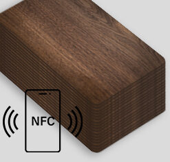 Votre carte de visite connecté NFC en bois de Noyer authentique disponible à l'unité