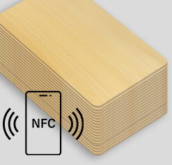 Impression quadri ou avec blanc sur carte en bois de Tilleul en intégrant la technologie sans contact NFC (puce à compatibilité universelle Ntag216)