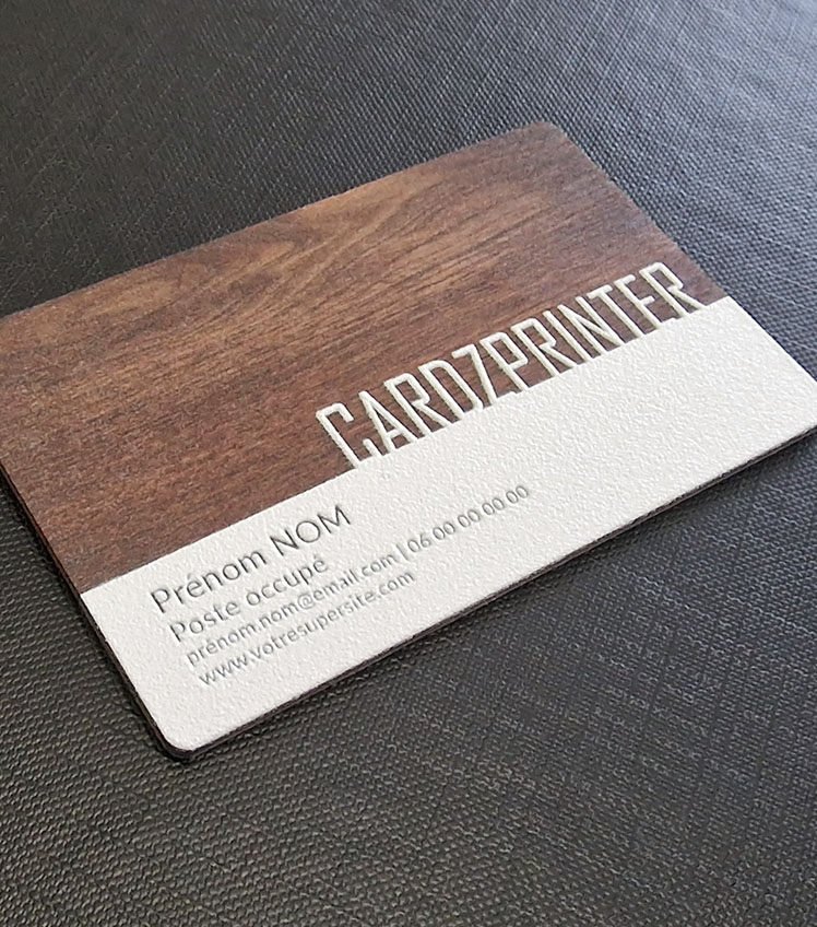 Votre carte de visite NFC en bois de noyer sur-mesure est disponible dès l'unité chez votre imprimeur cardzprinter