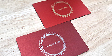 Carte métal hybride avec personnalisation unitaire de vos impressions. La carte contient une puce NFC ntag216 pour contenir un maximum d'informations (lien url, vcard, etc.)